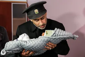 اهداء هدیه به فرزندان تازه متولد شده توسط خدام حرم مطهر رضوی