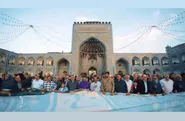 شکوه حماسه حضور در صحن انقلاب با پرچم بزرگ ایران امام رضا (ع) 
