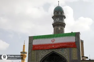 نصب پرچم جمهوری اسلامی ایران در حرم مطهر رضوی