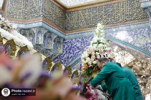 گل آرایی ضریح مطهر حضرت معصومه سلام الله علیها در آغاز دهه کرامت