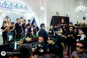 عزاداری نوجوانان اردو زبان در حرم مطهر رضوی