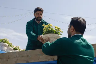 ورود کاروان گل‌های نذری به حرم مطهر رضوی