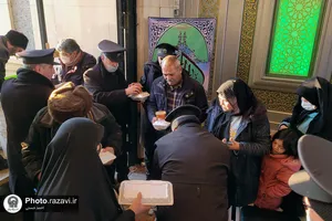 توزیع غذای متبرک مهمانسرای حضرت میان مسافران ایستگاه راه آهن مشهد