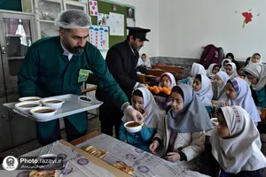 توزیع صبحانه گرم در مدرسه دخترانه شهید مدیری مشهد
