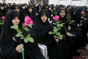 غبارروبی و عطرافشانی مزار مطهر شهدا در گلستان شهدای اصفهان همزمان با شروع دهه کرامت / گزارش تصویری
