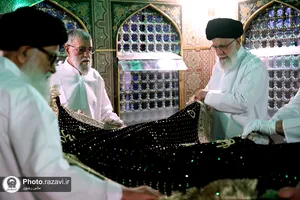 تصاویری از رهبر شهید انقلاب در مراسم غبارروبی حرم مطهر رضوی