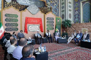 دیدار جمعی از شعرا و نویسندگان دفاع مقدس با تولیت آستان قدس رضوی