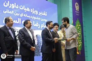 تصاویری از شهید مالک رحمتی در حرم مطهر رضوی