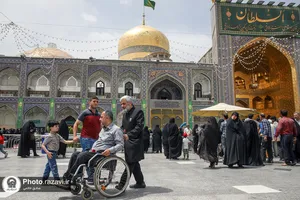 تشرف جمعی از جانبازان ۷۰ درصد آسایشگاه امام خمینی(ره) مشهد به حرم مطهر رضوی