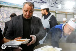 توزیع نذری در روز شهادت امام کاظم علیه&zwnj;السلام
