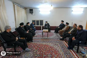 اهداء مصحف مشهد رضوی به آیت الله مرتضوی
