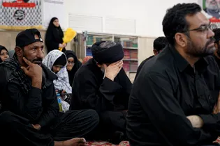 عزاداری زائران اردوزبان در حرم مطهر رضوی