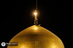 تعویض پرچم گنبد مطهر رضوی به مناسبت شهادت شهدای حادثه تروریستی کرمان