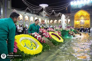 گل&zwnj;آرایی حرم مطهر رضوی در شب میلاد امام رضا علیه&zwnj;السلام