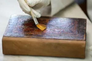 مرمت نسخ خطی آستان قدس رضوی