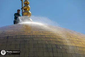 شستشوی گنبد مطهر رضوی در آستانه شهادت حضرت رضا(علیه&zwnj;السلام)