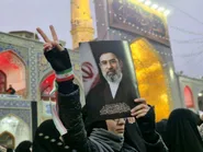 بیعت حماسی زائران و مجاوران با آیت‌الله سید مجتبی حسینی خامنه‌ای در حرم مطهر رضوی