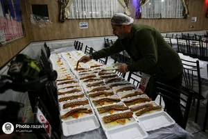 توزیع 10 هزار غذای متبرک حضرت در حاشیه شهر مشهد