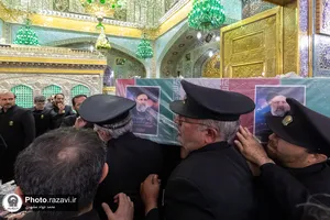 طواف پیکر شهدای خدمت دور ضریح مطهر رضوی