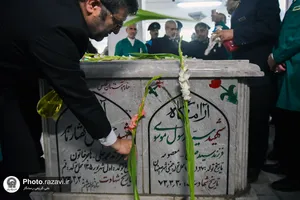 غبارروبی مزار شهدای مدفون در حرم مطهر رضوی