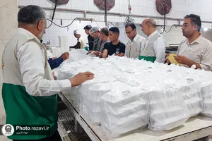 توزیع غذای متبرک حضرت بین زلزله زدگان کاشمر