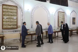 تشرف جمعی از مهمانان همایش بین&zwnj;المللی کتابخانه&zwnj;های عمومی کشور به حرم مطهر رضوی