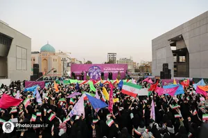 تجمع دختران انقلابی مشهد در عرصه میدان شهدا
