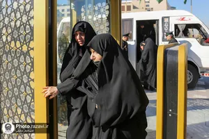 تشرف جمعی از مادران و همسران شهدا به حرم مطهر رضوی