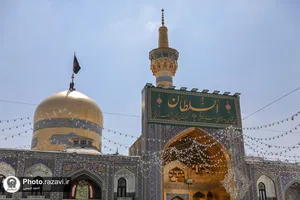 تعویض پرچم حرم مطهر رضوی به&zwnj; مناسبت شهادت رئیس جمهور و جمعی از مسئولان