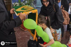 استقبال از زائرین بارگاه منور رضوی در ایستگاه راه&zwnj;آهن مشهد