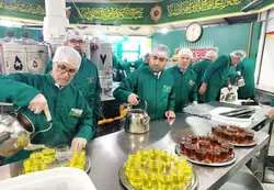 خدمت‌رسانی خادم‌یاران شاهین‌شهر و میمه در چایخانه حرم مطهر