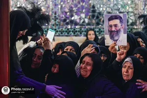 حضور مردم عزادار بر مزار مطهر رهبر شهید انقلاب اسلامی