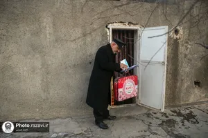 توزیع کارت دریافت نان در حاشیه شهر مشهد