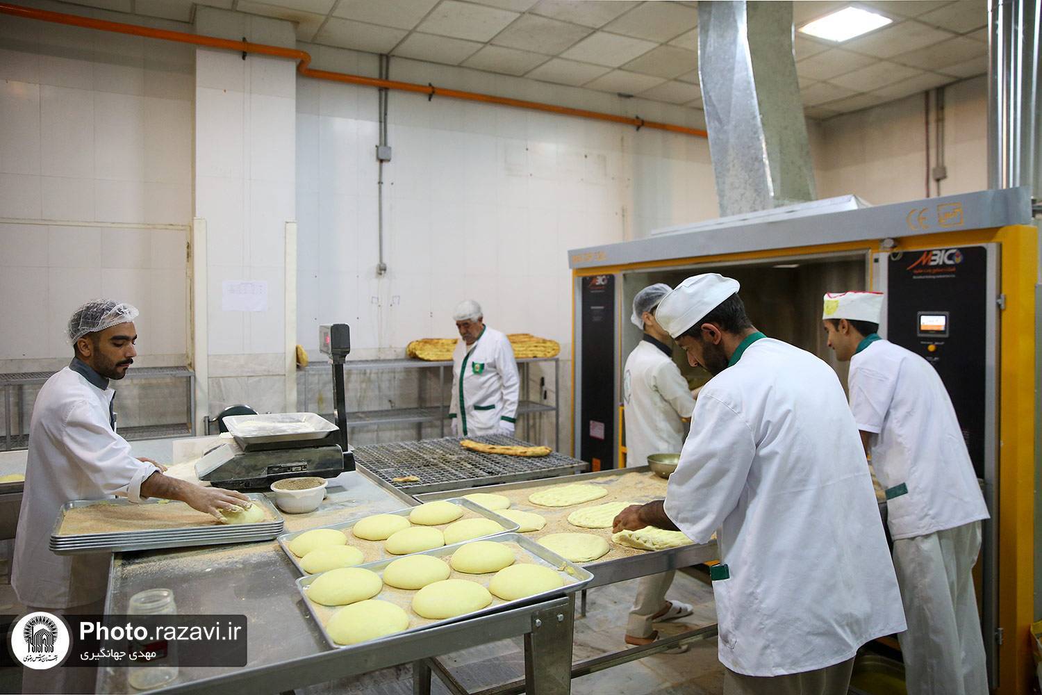 راه‌اندازی دومین نانوایی مهمانسرای حضرت / میزبانی از زائران و خادمان امام هشتم(ع) با روزانه ۱۰ هزار قرص نان گرم و سالم