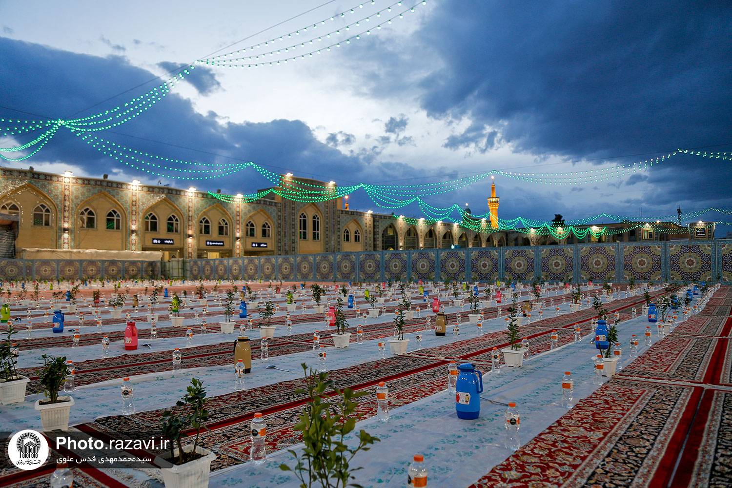 دل‌های مشتاق زائران کنار سفره‌های بهشتی افطار