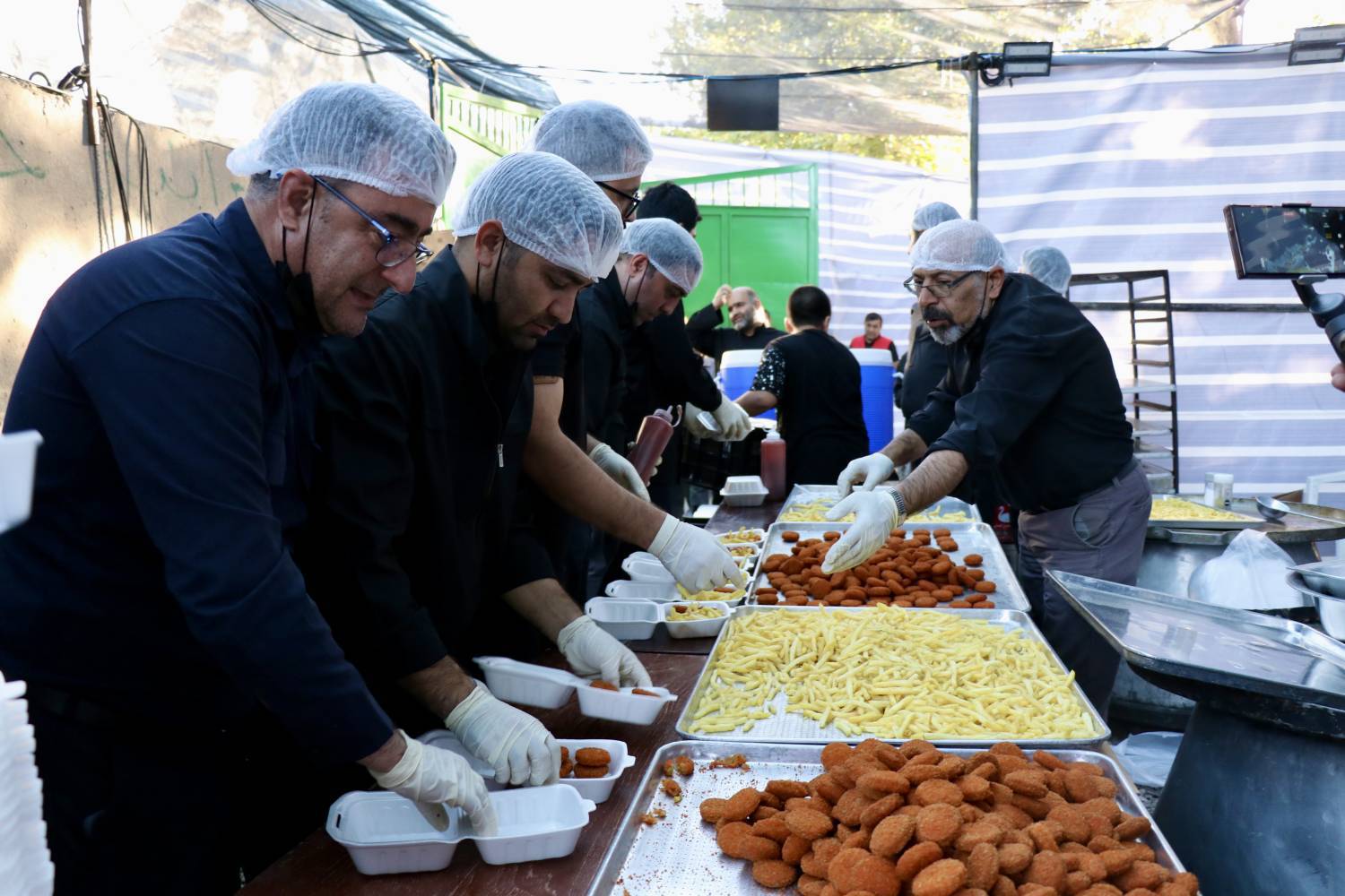 شور و شوق خدمت‌رسانی خادمان به زائران امام رضا(ع) در «موکب سلطانی»