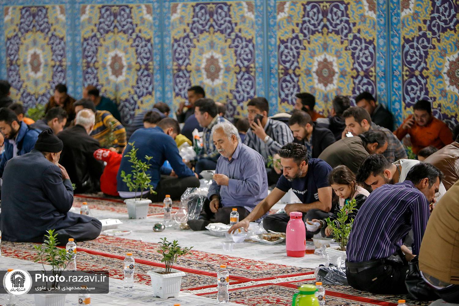 دل‌های مشتاق زائران کنار سفره‌های بهشتی افطار