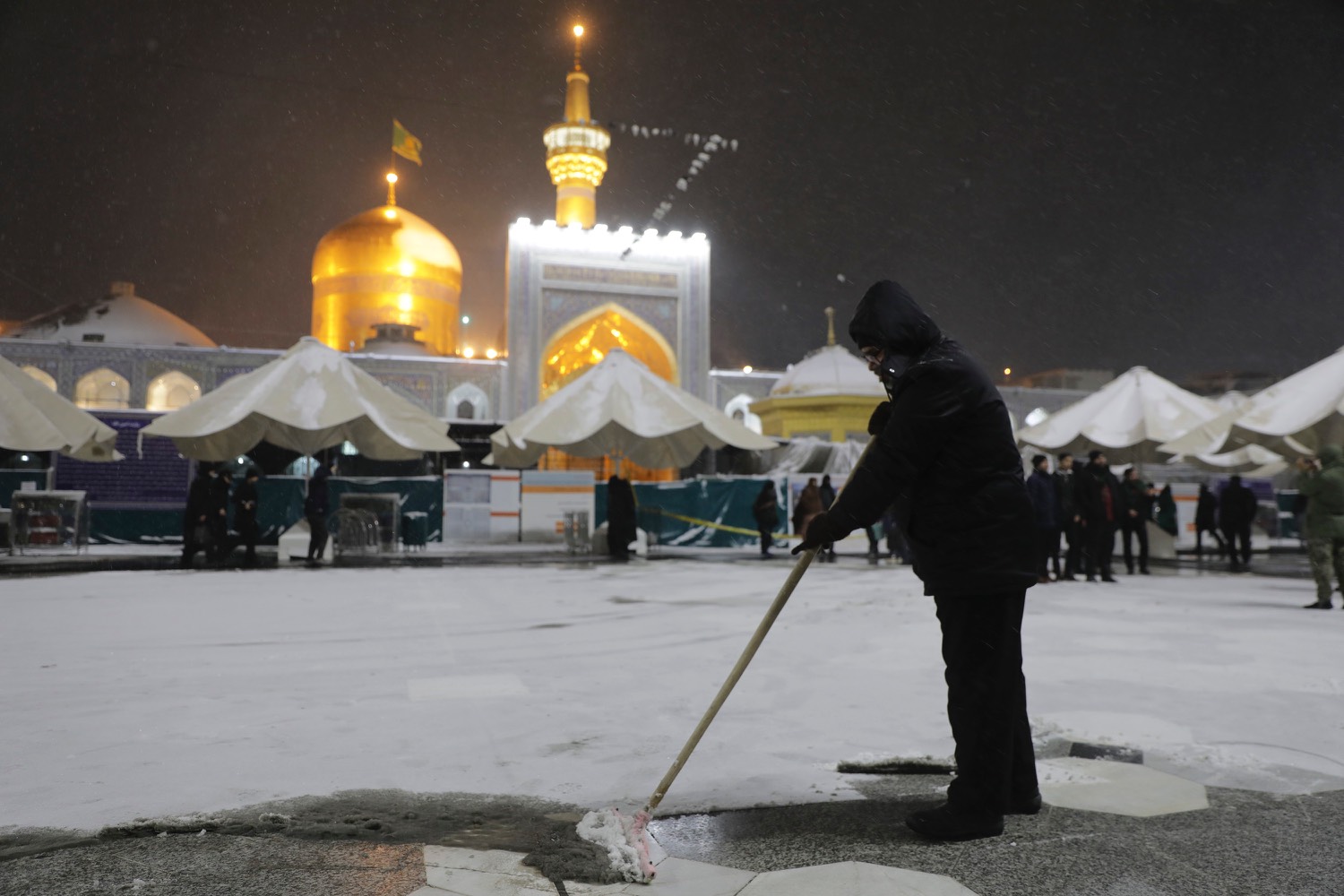 آماده‌باش کامل خادمان برای خدمت‌رسانی به زائران همزمان با آغاز موج سنگین بارش برف و سرمای شدید