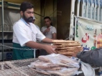 ۱۵۰۰ قرص نان متبرک رضوی در عنبرآباد توزیع شد