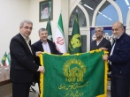 اهدای پرچم زیح دوزی شده خادمیار کرمانی به سازمان علمی، فرهنگی آستان قدس