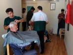 صفایی بر رخسار پدران سالمند توسط خادمیاران آرایشگر رضوی نشست 