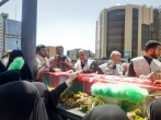 عزاداران امام صادق(ع) در تجمع میدان صادقیه میهمان چایخانه رضوی شدند