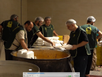 توزیع غذای متبرک رضوی برای زائران حسینی در مرز مهران