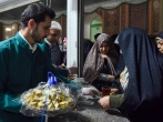 توزیع باقلوا در چایخانه حضرت