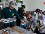 توزیع صبحانه گرم در مدرسه دخترانه شهید مدیری مشهد