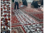 پشتیبانی و بسته‌بندی افطار معتکفین توسط خادمیاران در حسینیه امام رضا(ع) اراک