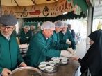اطعام زائران و مجاوران حرم رضوی با غذای گرم توسط خادمیاران ساوه 