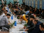 دل‌های مشتاق زائران کنار سفره‌های بهشتی افطار   