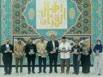 اهداء قرآن ویژه فلسطین به هیئت اعزامی آستان قدس رضوی در کشور مالزی