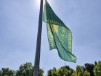 اهتزاز باشکوه پرچم رضوی در میدان لاله اصفهان